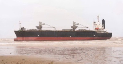 Tàu hàng 23.000 tấn trôi dạt vào biển Thanh Hóa giữa bão số 5