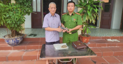 Phát hiện súng K54 và 57 viên đạn trong bụi chuối, người dân Ninh Bình giao nộp công an