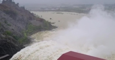 Dưới tác động bão số 6, thủy điện Hố Hô xả tràn, đường Hồ Chí Minh ngập sâu