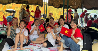 Bất chấp mưa gió, người dân Hà Nội chờ xem diễu binh