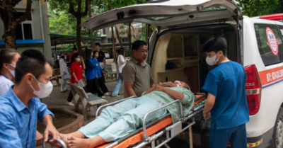 Nằm cáng đi thi, nam sinh Hà Nội quyết không từ bỏ giấc mơ đại học