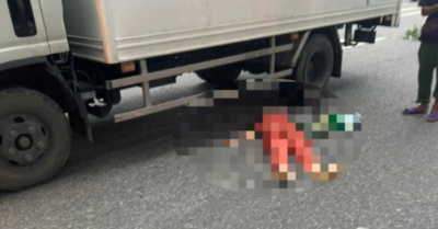 Xe máy va chạm với ôtô ở Hà Nội, một phụ nữ tử vong