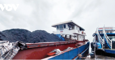 Tàu hàng bị chìm ở Quảng Ninh sau khi va phải đá ngầm, 5 người thoát nạn