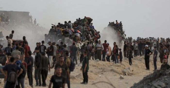 Người dân trèo lên các xe tải chở hàng viện trợ vào Gaza hôm 29/7. Ảnh: Reuters