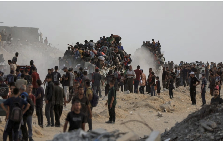 Người dân trèo lên các xe tải chở hàng viện trợ vào Gaza hôm 29/7. Ảnh: Reuters