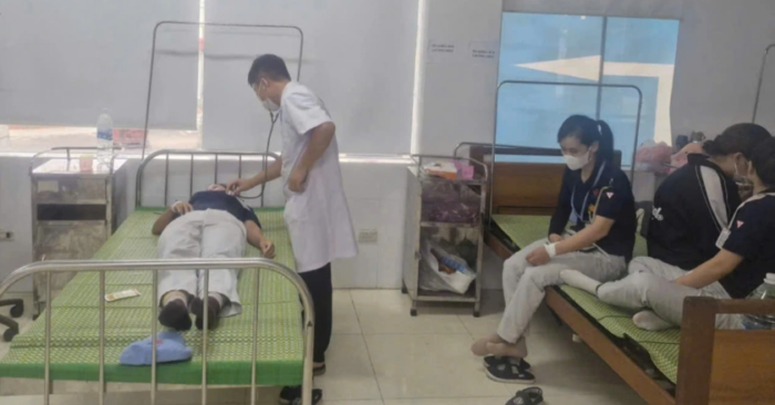 Công nhân của Công ty TNHH Toyoda Gosei Hải Phòng - Chi nhánh Thái Bình, được bác sĩ thăm khám. Ảnh: Tú Mai.