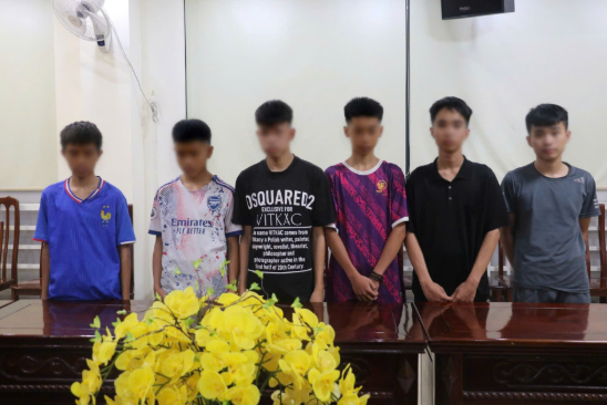 Nhóm 6 thiếu niên (14-16 tuổi, trú TP Vinh cũ) liên quan 3 vụ trộm xe mô tô để bán lấy tiền tiêu xài và chơi game.(Ảnh:Hoàng Trinh)