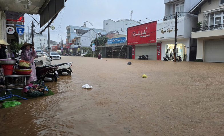 Nhiều tuyến đường bị ngập nặng sau cơn mưa lớn kéo dài(Ảnh:baoVanHoa)