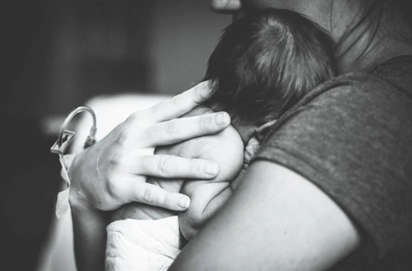 Trường hợp em bé qua đời sau khi được đẻ mổ chọn "ngày giờ đẹp" khiến dân mạng không khỏi xót xa. (Ảnh minh họa: SF Weekly)