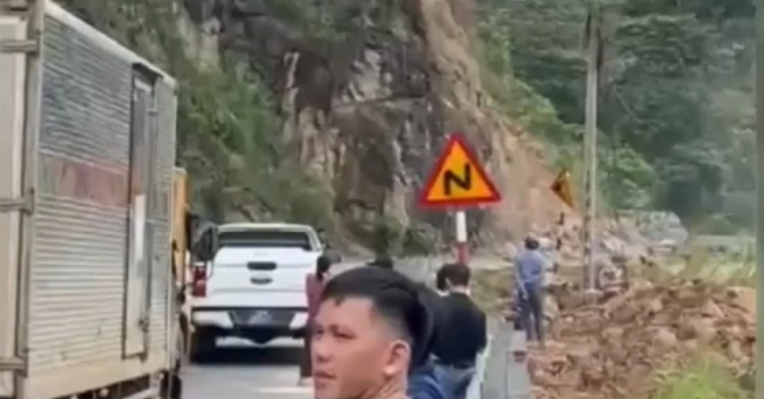đất đá từ taluy dương sạt xuống lòng đường gây ách tắc giao thông.(Ảnh:vov.vn)