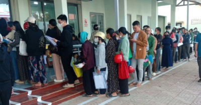 Lãnh đạo xã Đắk Lắk lên tiếng về việc người dân dùng nón bảo hiểm “xếp hàng” làm thủ tục hành chính