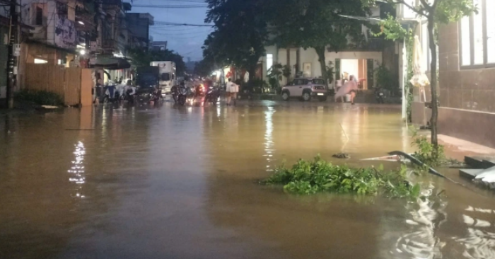 Nước lũ đã tràn dần vào các tuyến đường ven sông (Ảnh: Vov.vn)