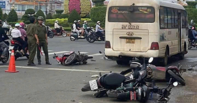 Ôtô 29 chỗ lao vào 6 xe máy dừng đèn đỏ ở Đồng Nai, nhiều người bị thương