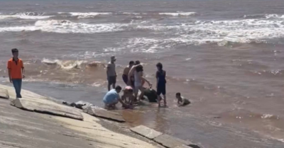 Ninh Bình: 5 du khách bị sóng cuốn khi tắm biển, may mắn được cứu sống