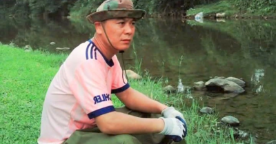 Người đàn ông Phú Thọ lặng lẽ vớt xác lợn trên sông cứu dòng nước quê hương