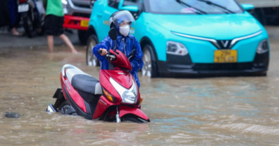 Người Hà Nội khổ sở vì mưa ngập, đường phố biến thành sông