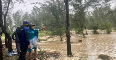 Sóng lớn liên tục uy hiếp tuyến đê biển Hà Tĩnh trong bão số 5