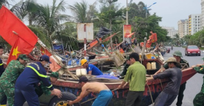 Công an, bộ đội giúp ngư dân Sầm Sơn đưa thuyền lên đường tránh bão số 5