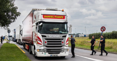 Phát hiện chấn động: 15 người di cư bị hạ thân nhiệt trong xe tải đông lạnh trên đường đến Anh