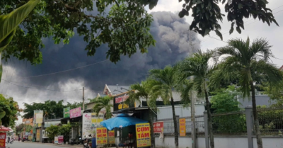 Cháy lớn thiêu rụi xưởng mút xốp ở Đồng Nai, cột khói đen cao hàng trăm mét