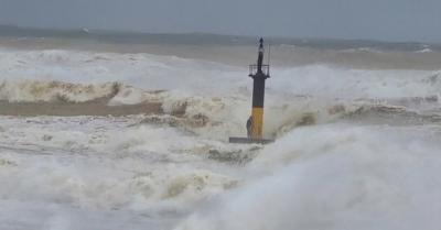 Hai tàu cá bị bão Bualoi đánh chìm: 9 người thoát nạn, 2 ngư dân mất tích