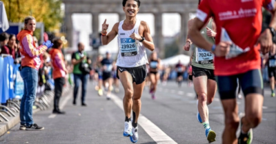 Nhân viên văn phòng mê ngủ nướng bất ngờ lập kỳ tích ở 7 giải marathon lớn nhất thế giới