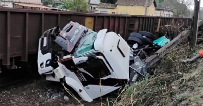 Xe đầu kéo bị tàu hỏa tông mạnh ở Brazil