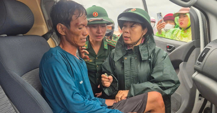 Cứu 7 ngư dân, 2 người vẫn mất tích