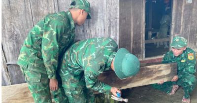 Bộ đội biên phòng khiêng 6 ngôi nhà ở xã biên giới Đà Nẵng tránh sạt lở