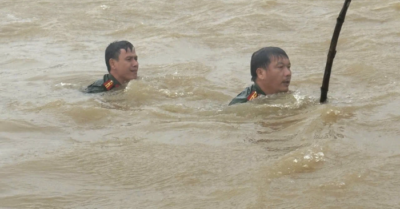 Công an xã Quảng Trị lặn vớt xe shipper bị lũ cuốn