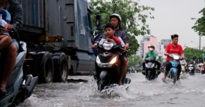 Triều cường kết hợp mưa lớn, nhiều tuyến đường TP.HCM ngập sâu