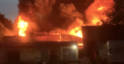 Ngọn lửa cao 5 m thiêu rụi 700 m² nhà xưởng ở Hà Nội