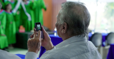 Cụ ông 91 tuổi dùng “cục gạch” chụp cháu gái tốt nghiệp gây xúc động