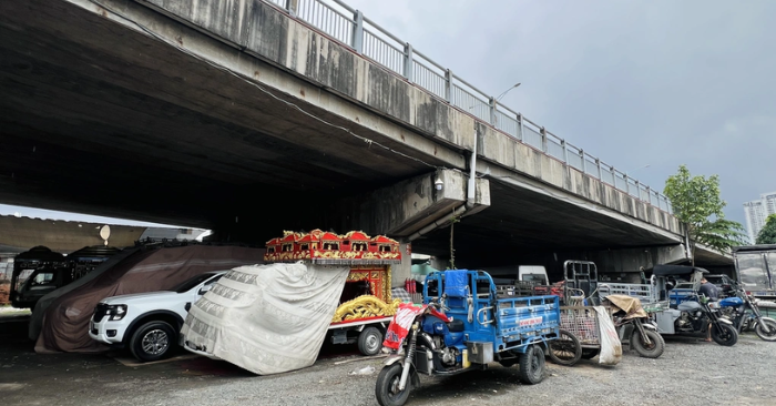 gửi xe dưới gầm cầu.