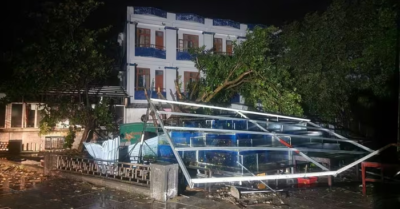 Bão số 10 càn quét Nghệ An, Hà Tĩnh: Hàng nghìn nhà tốc mái, giao thông tê liệt