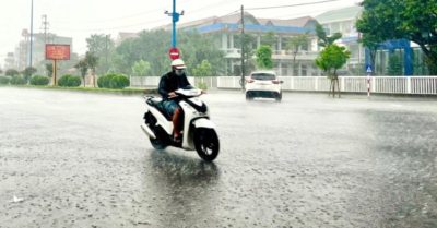 Dự báo thời tiết ngày 15/9/2025: Bắc Bộ mưa rào rải rác, Nam Bộ mưa to cục bộ