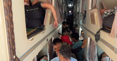 Xe khách nhồi nhét 33/22 người, bị người dân báo Cục CSGT xử lý