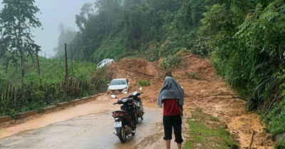 Ba ô tô bị đất đá sạt lở đè trúng trên quốc lộ 47 ở Thanh Hóa