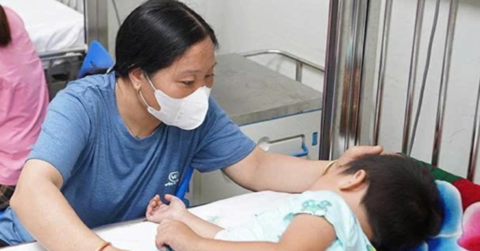 Trẻ bị ong đốt đang được điều trị tại Bệnh viện Nhi Trung ương