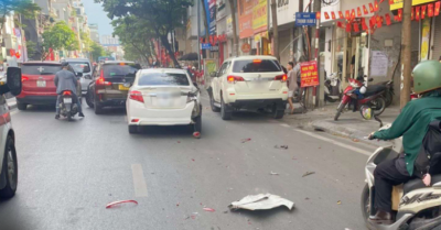 Ô tô tông liên hoàn trên phố Hà Nội, 4 người nhập viện