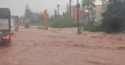 Quốc lộ 1 thành “sông”, nước chảy xiết như lũ cuốn