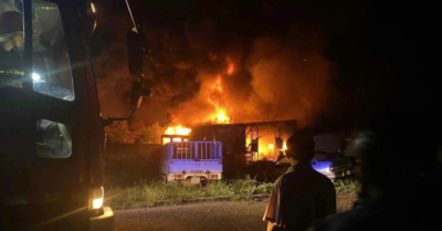 Kho phế liệu cháy ngùn ngụt, cột khói cao hàng chục mét