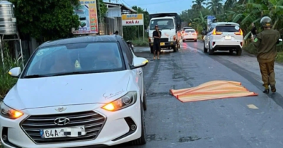 Tài xế ô tô bất ngờ xuống xe, nghi lao vào xe tải tự vẫn