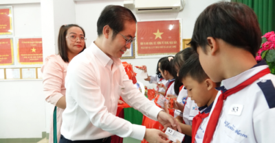 Tặng thẻ bảo hiểm y tế và quà Trung thu cho học sinh khó khăn ở Tây Ninh