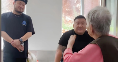 Nghề làm con thuê cho người già