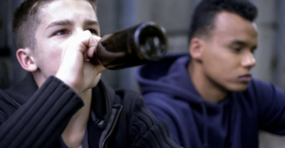 Nên làm gì khi con chơi với bạn xấu