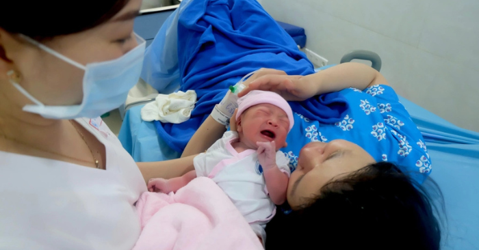 Khai sinh con theo họ mẹ gây tranh cãi.