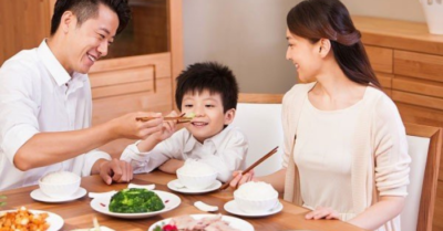 Dấu hiệu trẻ không biết quy tắc ăn uống