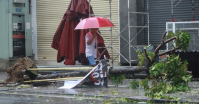 Bà chủ khách sạn mở cửa đón dân tránh bão