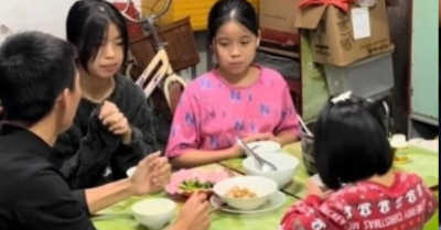 Dấu hiệu trẻ không biết quy tắc ăn uống